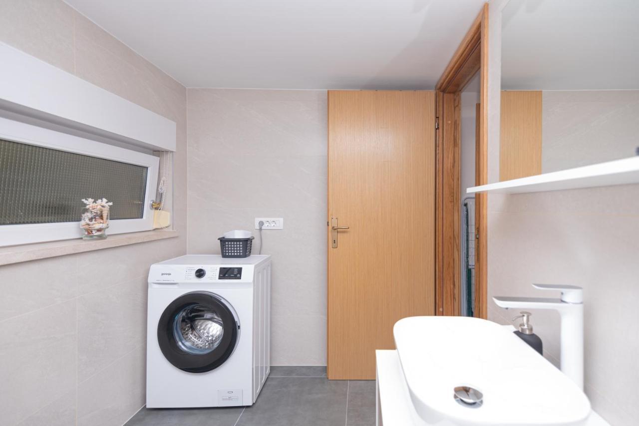 Apartment Emmi 오미스 외부 사진