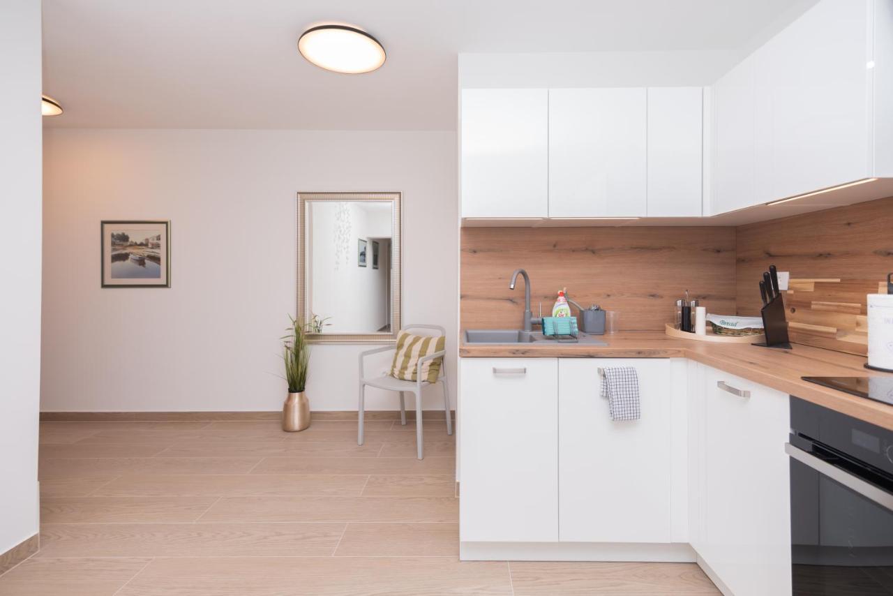 Apartment Emmi 오미스 외부 사진